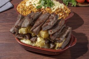 Baião com carne de sol e mandioca